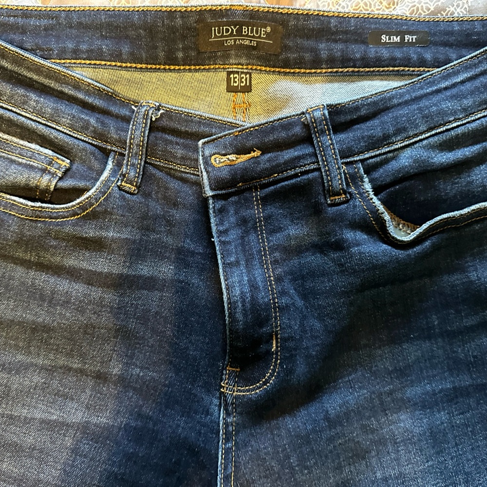 Judy Blue Slim Fit Jeans. Minimal distressing 13/31.